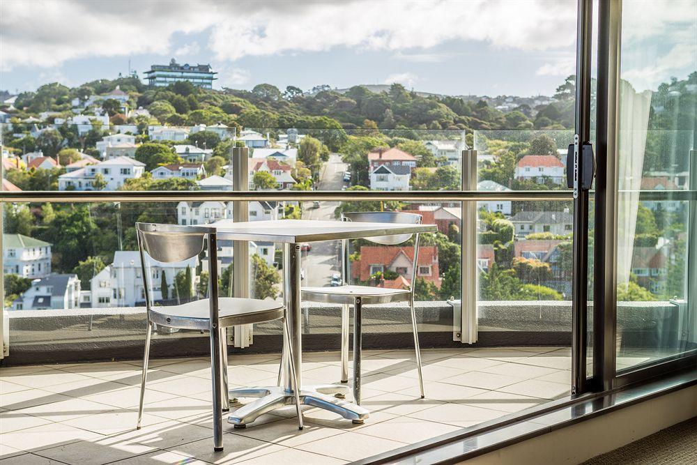 Bolton Hotel Wellington Kültér fotó A balcony