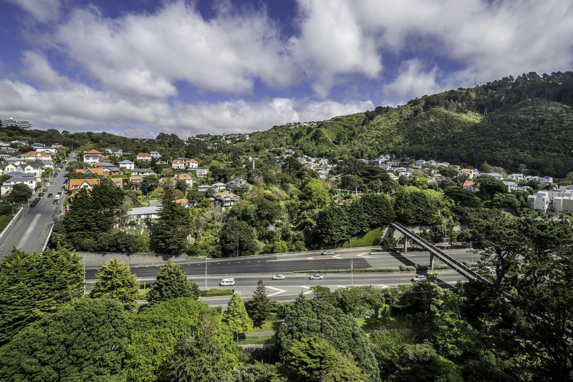 Bolton Hotel Wellington Kültér fotó View of the suburb from the west