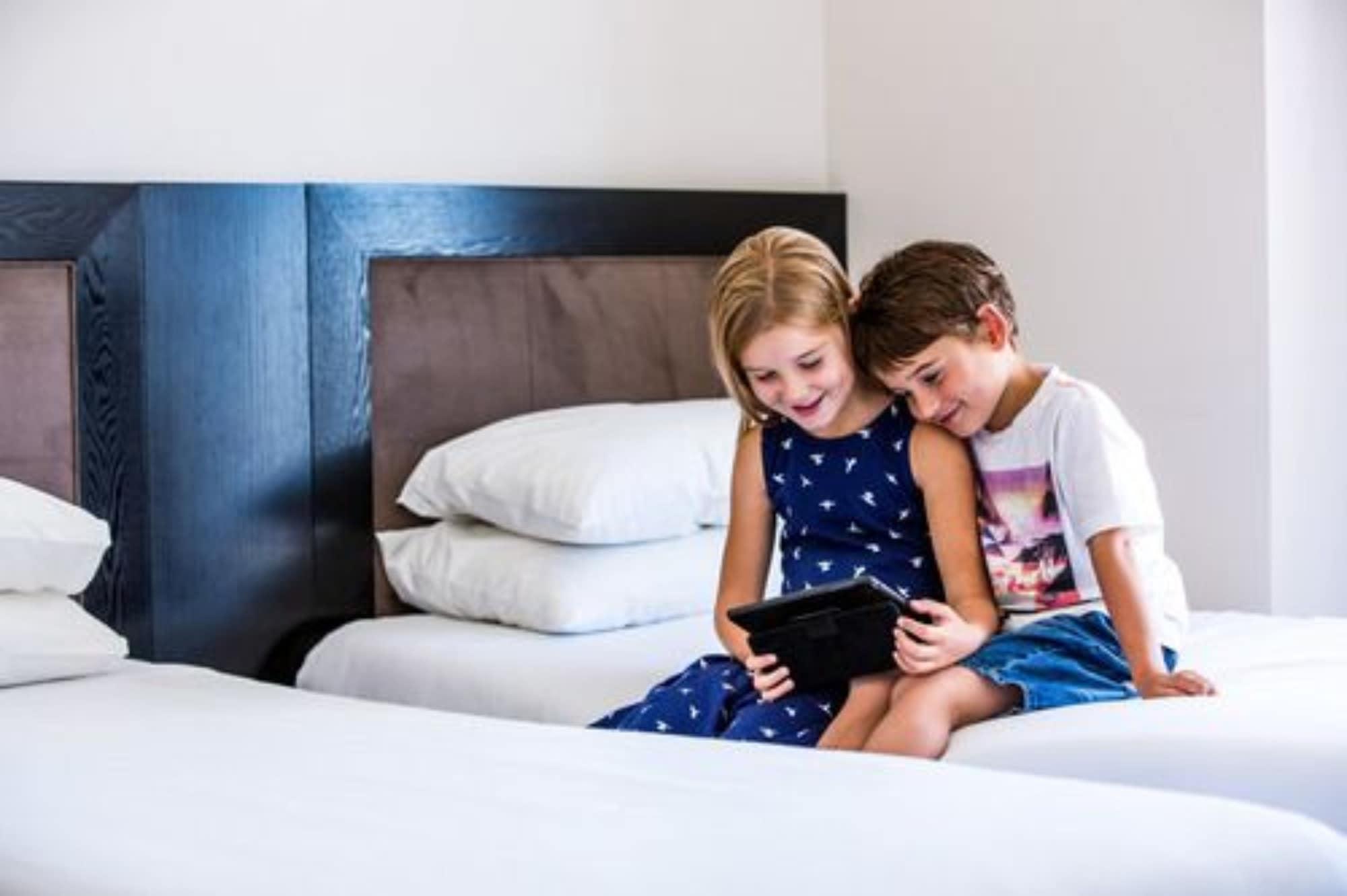 Bolton Hotel Wellington Kültér fotó Children using a tablet