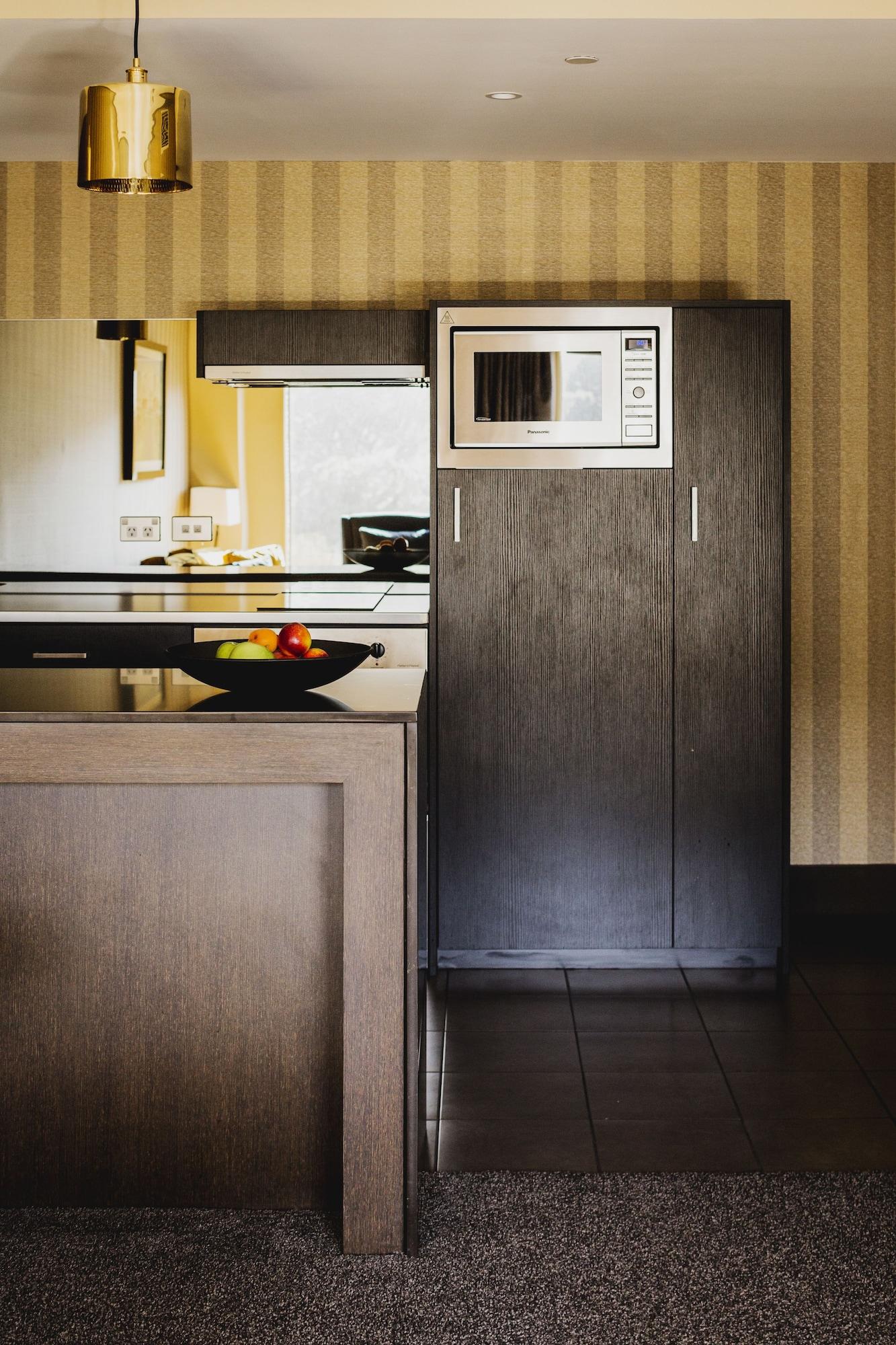 Bolton Hotel Wellington Kültér fotó A kitchen with a refrigerator