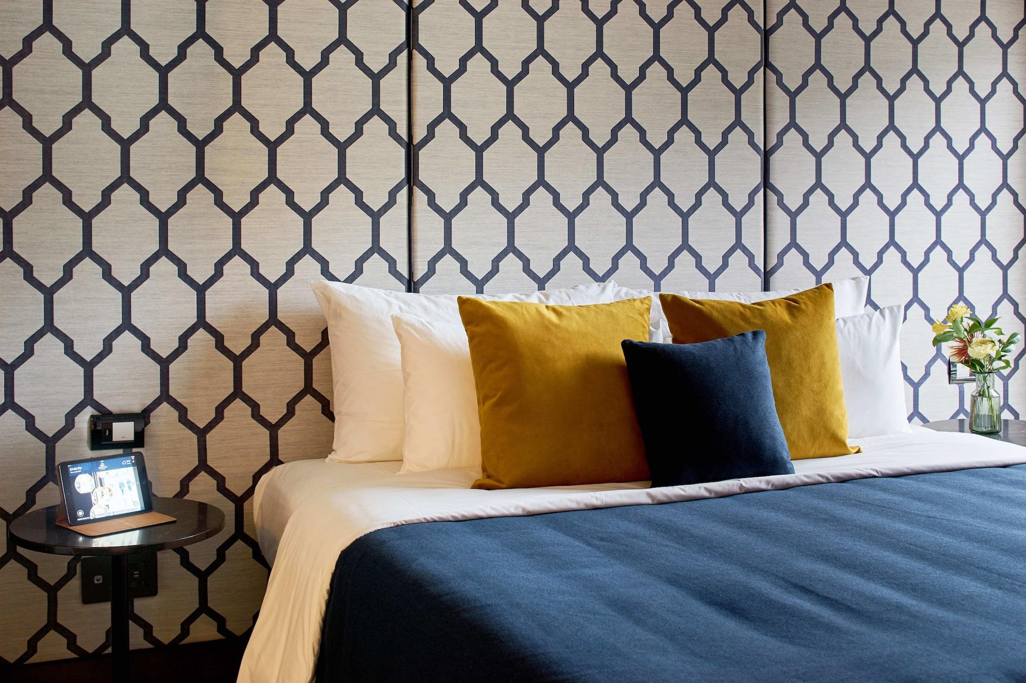 Bolton Hotel Wellington Kültér fotó A bed with cushions