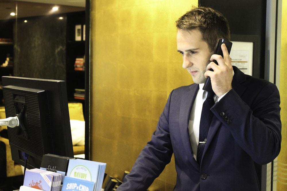 Bolton Hotel Wellington Kültér fotó A hotel concierge