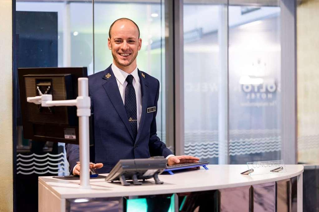 Bolton Hotel Wellington Beltér fotó A hotel concierge