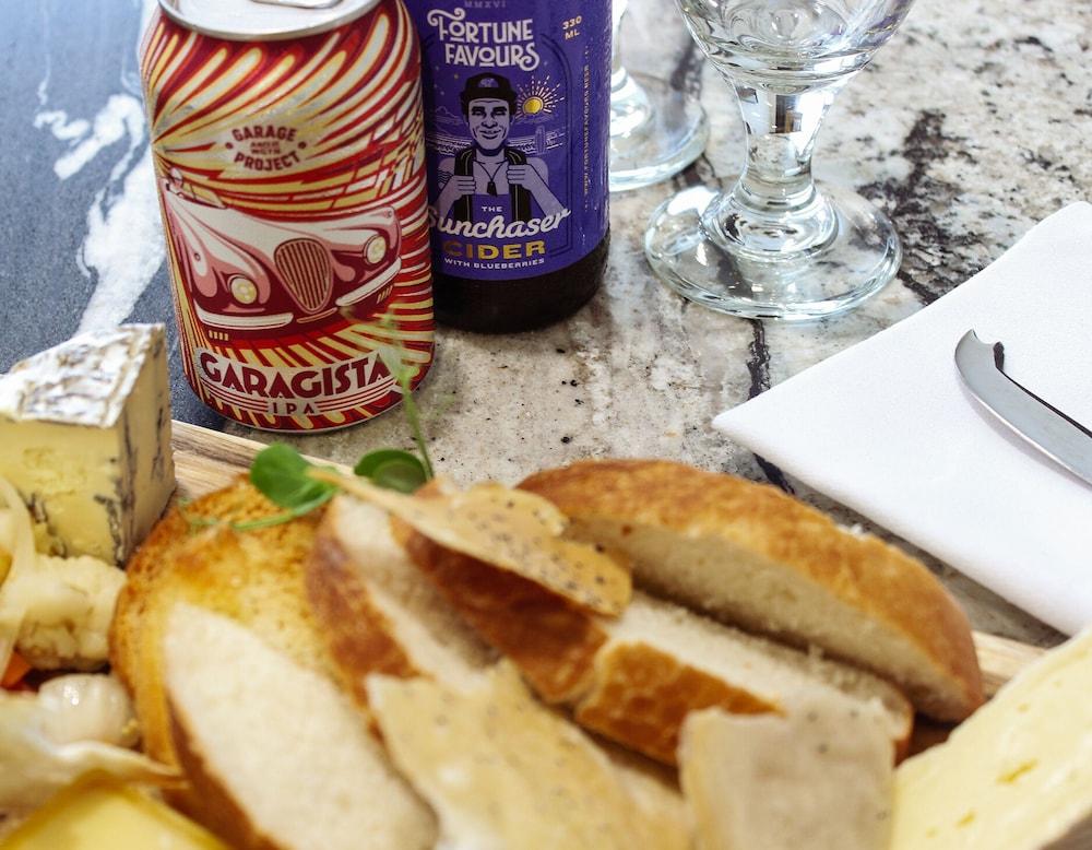 Bolton Hotel Wellington Kültér fotó A cheese board with a can of Carachia
