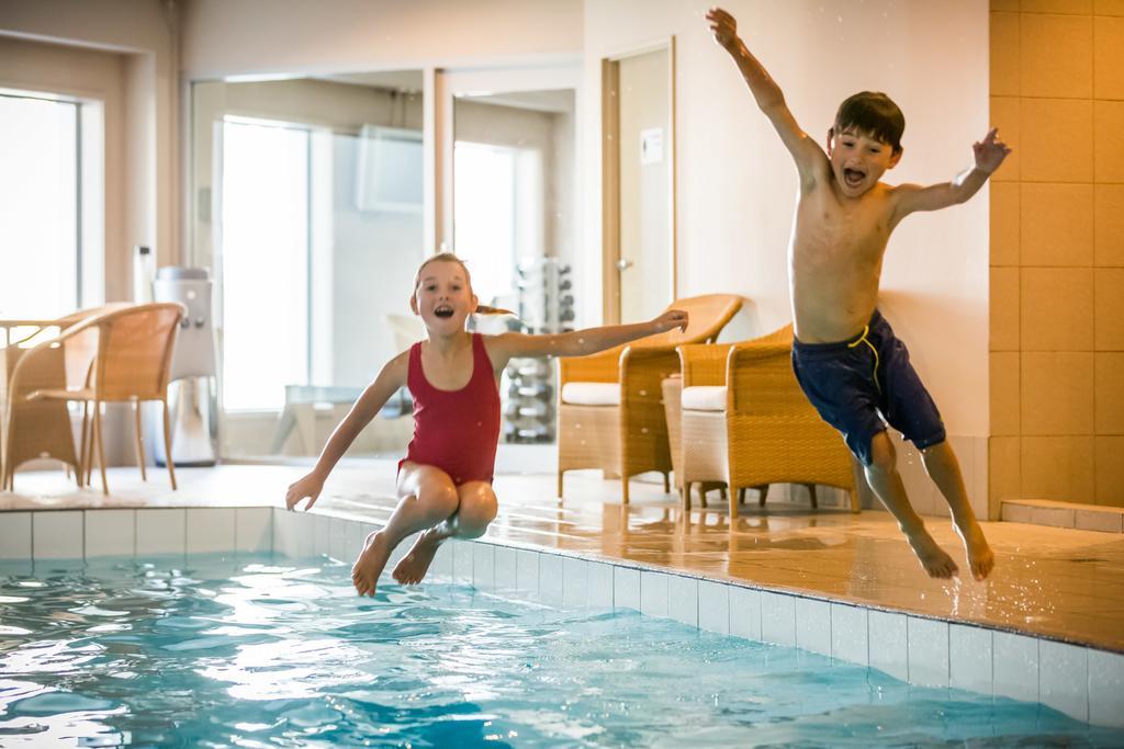 Bolton Hotel Wellington Kültér fotó Children jumping into a swimming pool