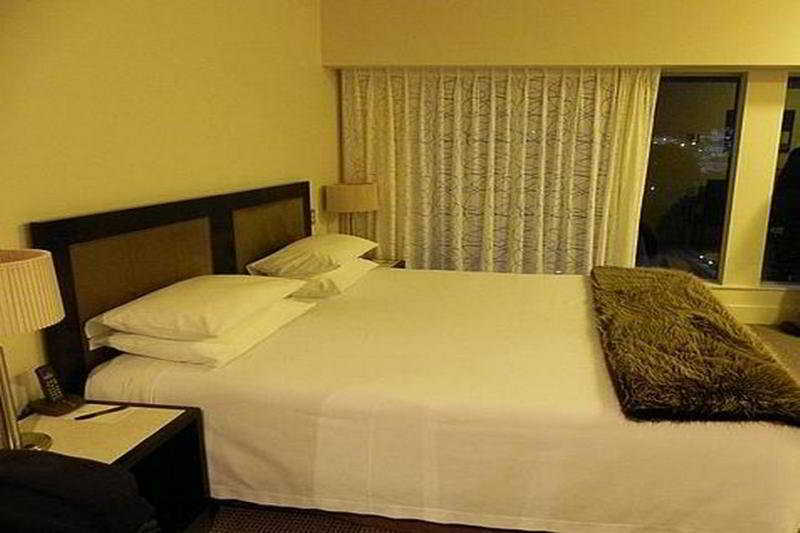 Bolton Hotel Wellington Kültér fotó A bedroom at the hotel