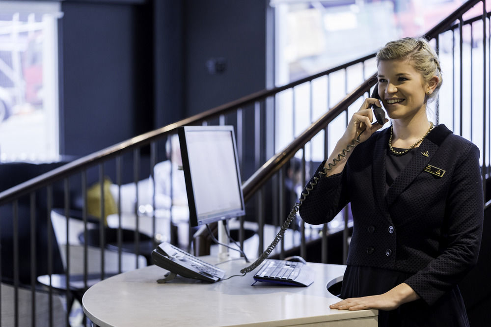 Bolton Hotel Wellington Kültér fotó A receptionist at work