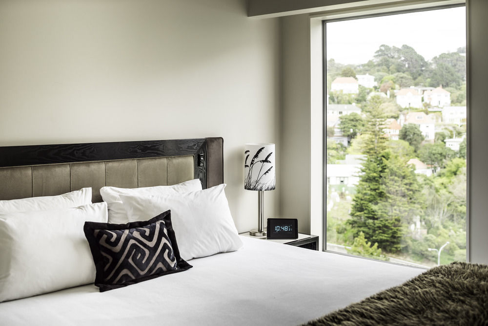 Bolton Hotel Wellington Kültér fotó A bedroom at the Hotel Kabuki