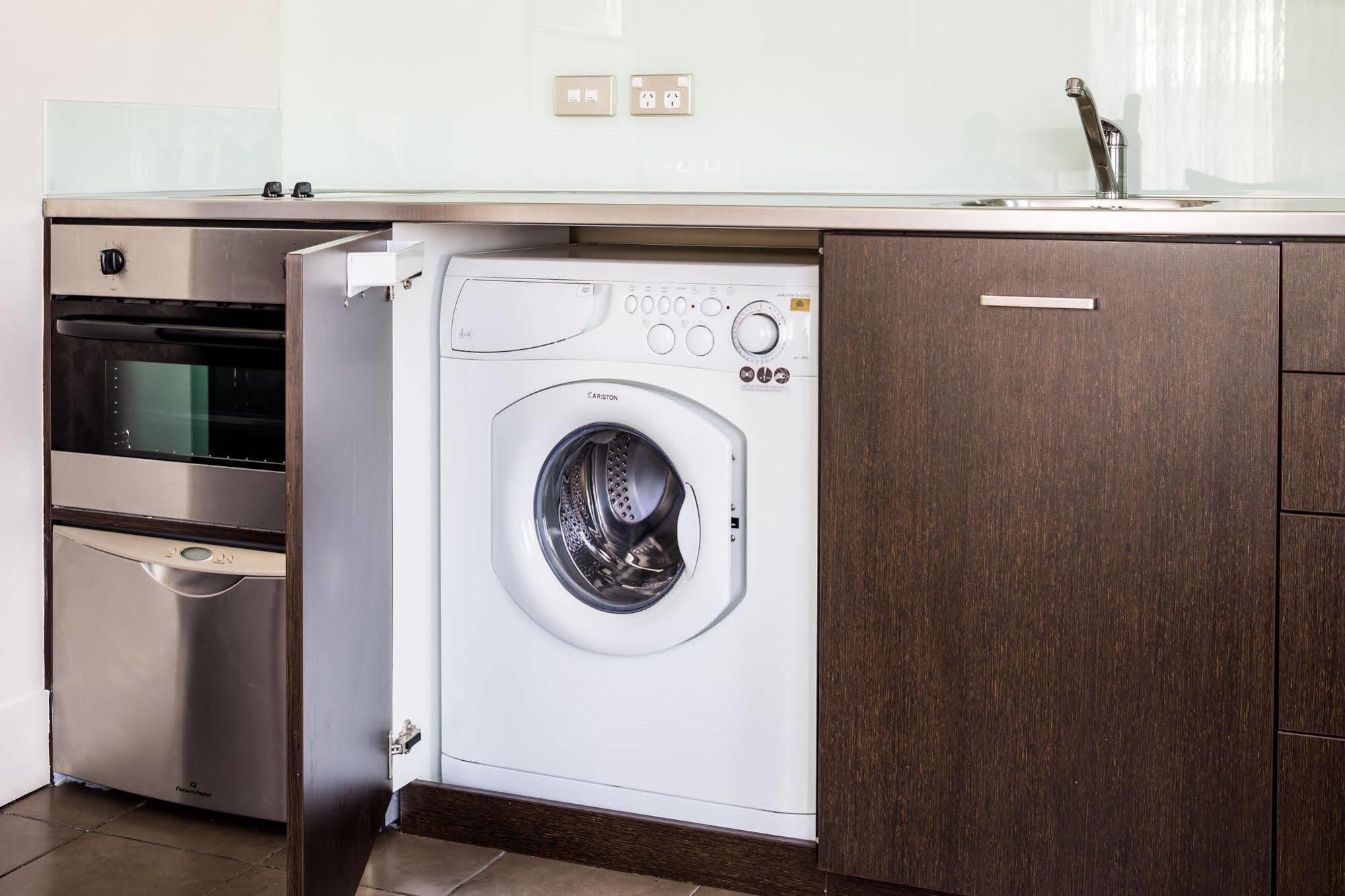 Bolton Hotel Wellington Kültér fotó An integrated washing machine